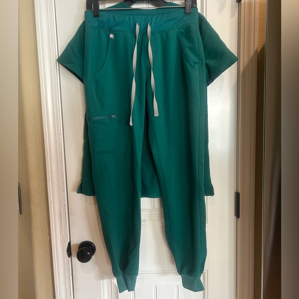 Figs Green Scrub Set - Picture 5 of 8